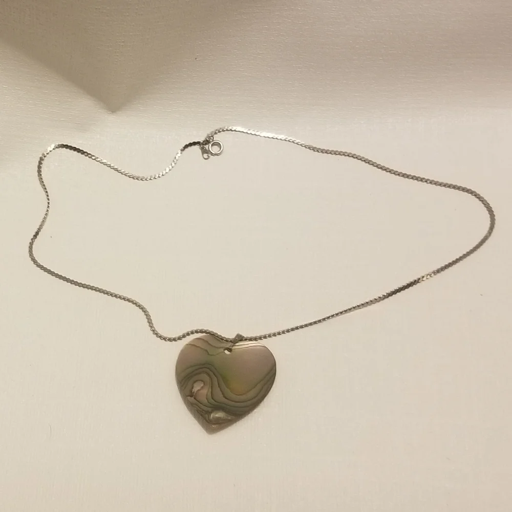 Gorgeous vtg blister pearl heart pendant necklace w silvertone chain, EUC - Picture 3 of 4